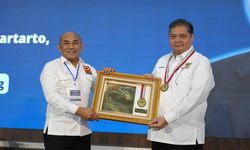 Dorong Revolusi Industri 4.0, Airlangga Hartarto Terima Penghargaan dari BKTI PII Award