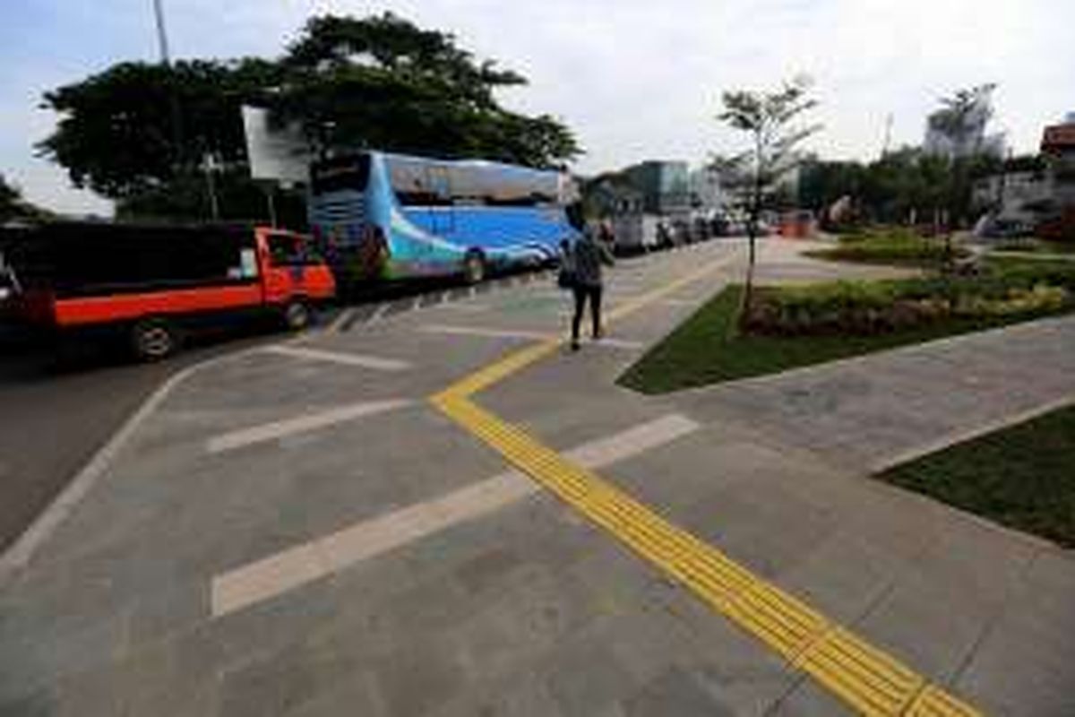 Warga berjalan di trotoar Jalan Jatibaru Raya, Tanah Abang, Jakarta Pusat, Rabu (23/11/2016). Lahan tersebut merupakan taman yang menjadi bagian dari proyek pelebaran trotoar di kawasan Tanah Abang, tepatnya di Jalan Jatibaru Raya.