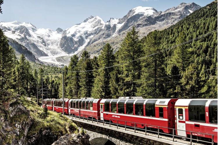 Ilustrasi kereta - Kereta Bernina Express di Swiss.