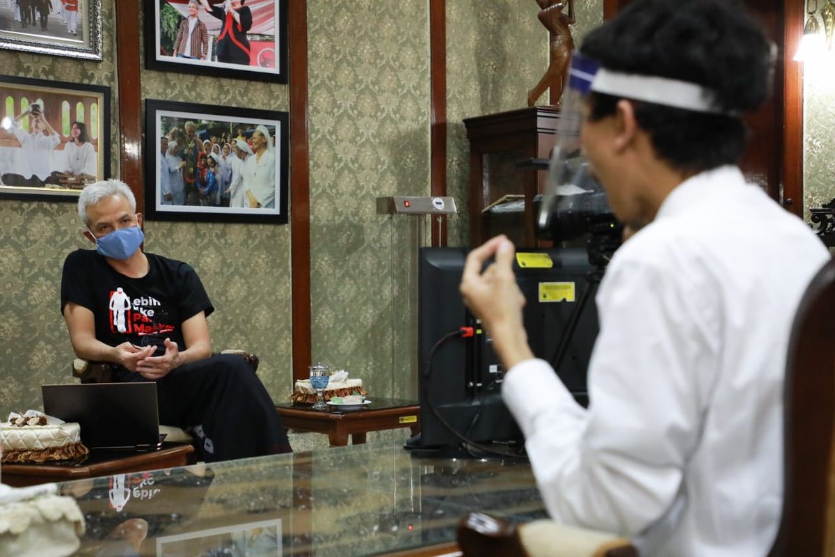 Gubernur Jawa Tengah Ganjar Pranowo mengajak penyandang tuna rungu Kurnia Khoirul Chandra (24) untuk magang di Pemprov Jateng.