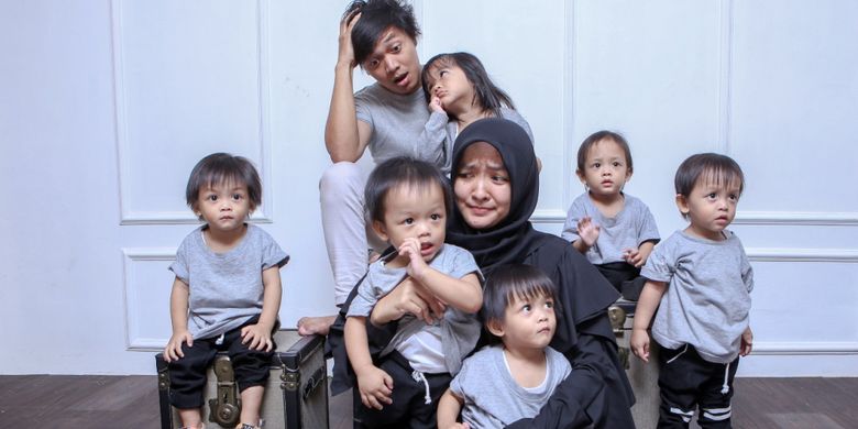 Lely Solihati dan Habibie, yang memiliki 5 anak kembar laki-laki dan seorang anak perempuan.