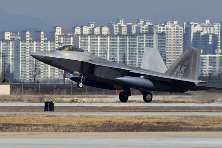 Sebuah jet F-22 Raptors milik Angkatan Udara AS mendarat di Pangkalan Udara Osan, Korea Selatan, Rabu (17/6/2016), setelah melakukan terbang lintas sebagai ajang unjuk kekuatan.