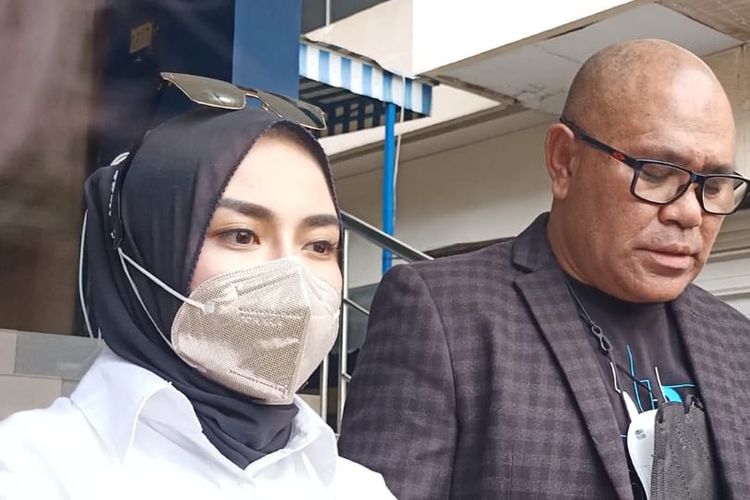 Selebgram Medina Zein (kiri) dan kuasa hukumnya, Djamalluddin Koedoeboen, usai membuat laporan terhadap Marrisya Icha di Polda Metro Jaya pada Rabu (5/1/2022). 