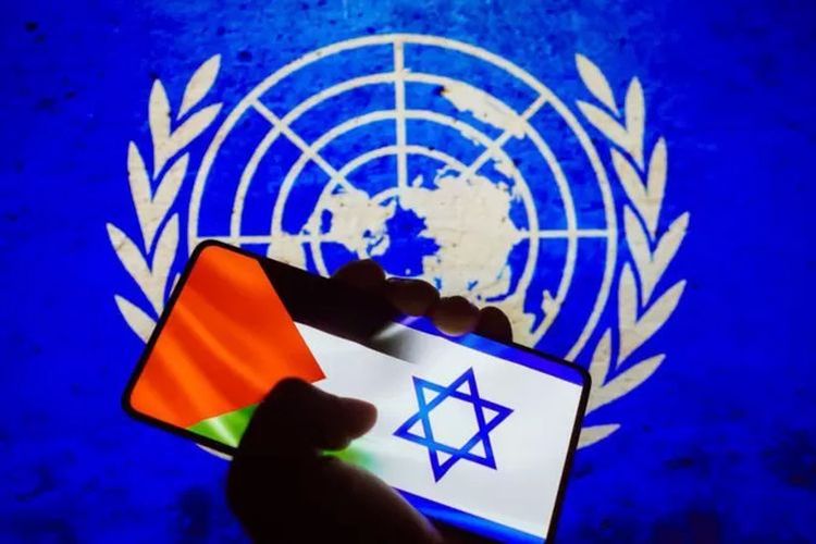 Foto ilustrasi yeng menunjukkan bendera Israel dan Palestina terpampang di layar smartphone dan dilatar belakangi bendera Persatuan Bangsa-Bangsa (PBB). 