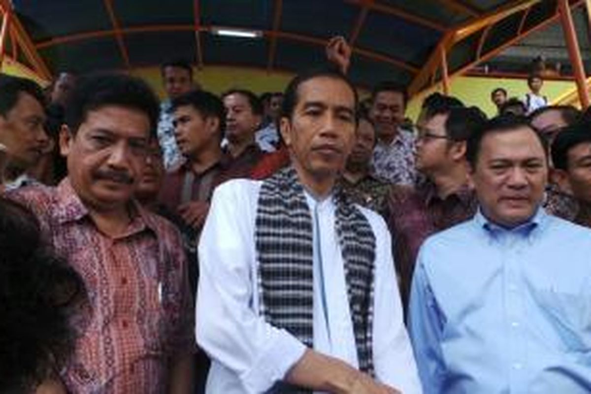 Gubernur DKI Jakarta Joko Widodo (tengah) dan Gubernur Bank Indonesia Agus Martowardojo (kanan) blusukan ke Pasar Blok G Tanah Abang, Jakarta Pusat, Jumat (13/9/2013). Bank Indonesia memberikan bantuan berupa fasilitas meja dan kursi bagi pedagang makanan di lantai dasar.