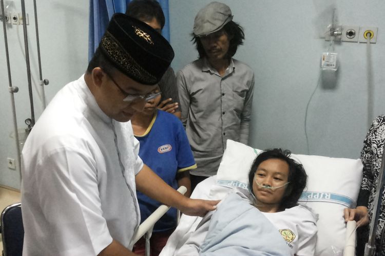 Calon gubernur DKI Jakarta nomor pemilihan tiga Anies Baswedan menjenguk korban lift jatuh Blok M Square, di Rumah Sakit Pusat Pertamina, Jakarta Selatan, Jumat (17/3/2017) petang. 