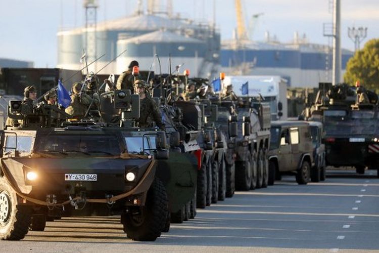 Anggota Elemen Komando Brigade Infanteri Mekanik ke-41 Bundeswehr Jerman, Divisi Panzer ke-1 berfoto saat tiba di pelabuhan Klaipeda, Lituania pada 4 September 2022.
