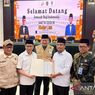 Gubernur Sulsel Bagi-bagi Uang Tunai ke Jamaah Haji Beruntung saat Penyambutan di Makassar