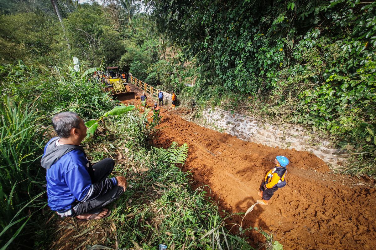Proses evakuasi material longsor yang tutu jalan penghubung dua kecamatan di Bandung Barat.