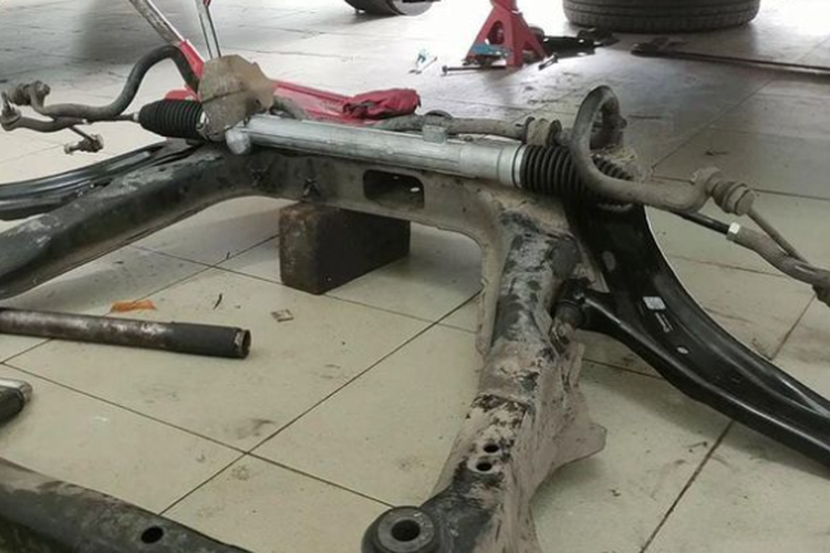 Link stabilizer terdiri dari bushing, batag torsi dan connecting rod 