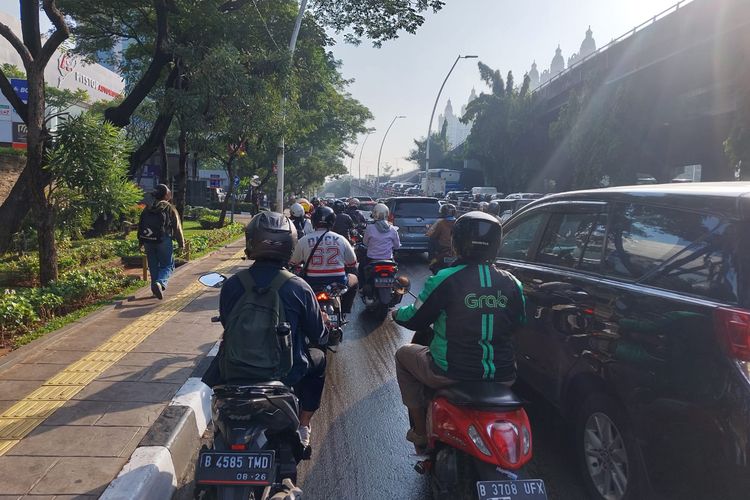 Kemacetan di Jalan Yos Sudrso menuju ke Jalan Raya Pelabuhan Tanjung Priok. Rabu (15/5/2024).