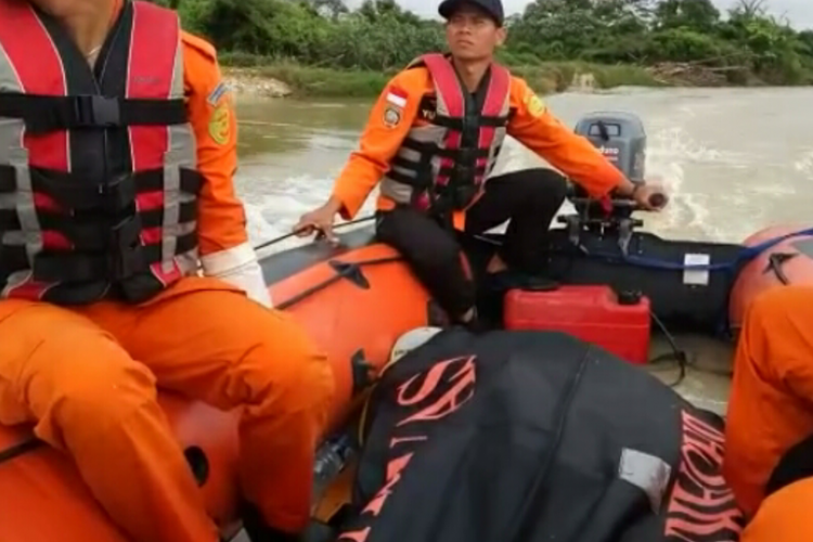 Petugas Basarnas Pekanbaru melakukan evakuasi jasad Ulin Muslikin (25), seorang pemuda yang hanyut terseret arus Sungai Singingi di Desa Kebon Lado, Kecamatan Singingi, Kuansing, Riau, Kamis (8/11/2018).