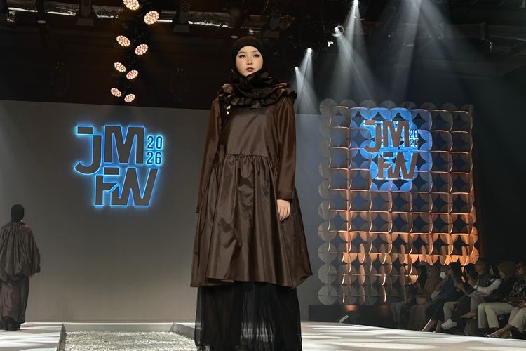 Koleksi busana karya Irmasari Joedawinata di Jakarta Muslim Fashion Week 2026, di Jakarta Selatan, Sabtu (8/11/2025).