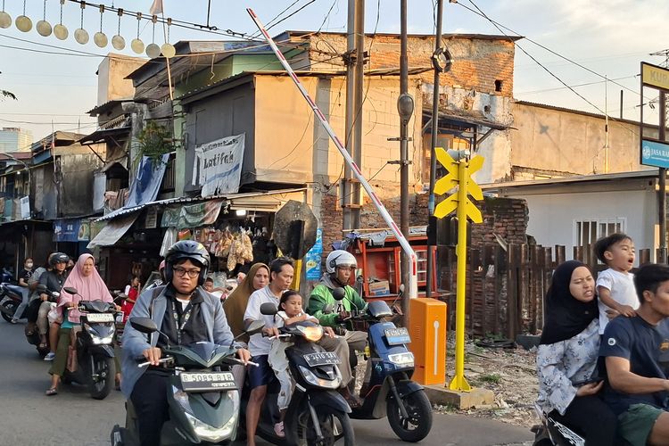 Rawan Kecelakaan, Warga Minta Pintu Perlintasan KA di Petamburan Diperbaiki