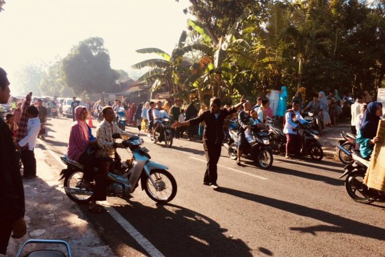 Umat Nasrani dari Gereja Kristen Jawa, Wiladeg, Karangmojo, Gunungkidul, Membantu Mengatur Lalu lintas dan Parkir Saat Pelaksanaan Sholat Idul Fitri di Lapangan Desa Wiladeg. Jumat (15/6/2018)