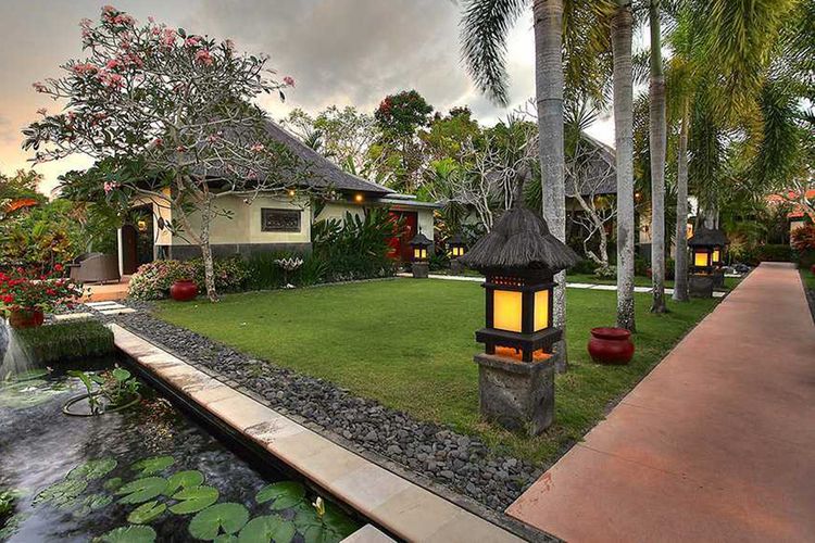 Taman bergaya Bali menggunakan lampu tradisional yang khas, karya Agung Budi Raharsa 