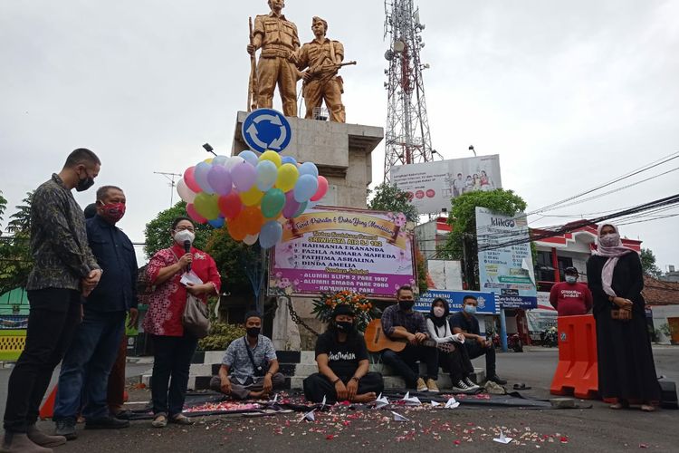 Komunitas Pare dan para alumni sekolah menggelar doa bersama untuk Rahmania, korban pesawat Sriwijaya Air SJ 182. Doa bersama lintas agama itu digelar di kawasan Ringinbudho, Pare, Kabupaten Kediri, Jawa Timur, Sabtu (16/2/2021).