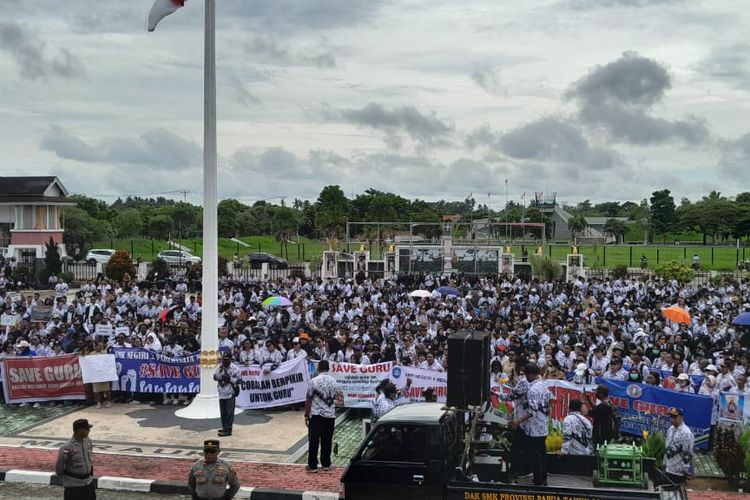 Ribuan guru berunjuk rasa damai di depan kantor Bupati Merauke, Papua, Senin (22/4/2024).