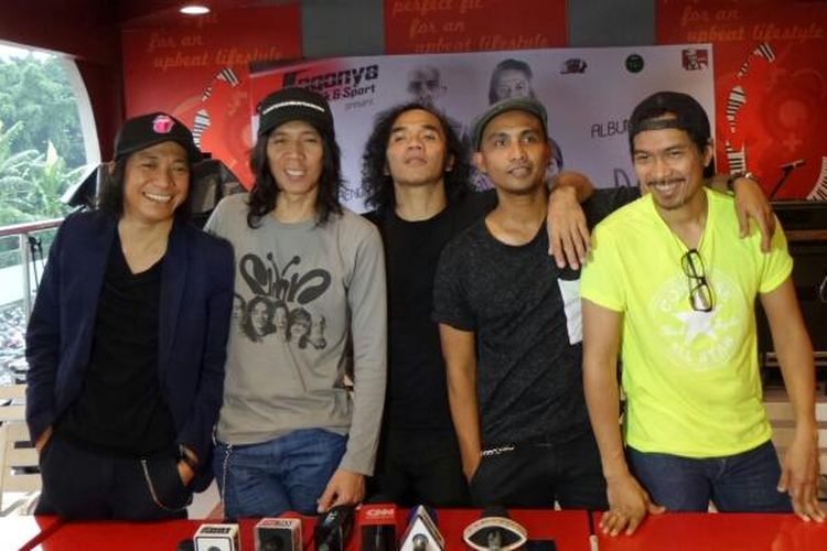 Band Slank, terdiri dari (dari kiri ke kanan) Abdee, Bimbim, Kaka, Ivanka, dan Ridho, berfoto dalam acara peluncuran album D.O.A di kawasan Lenteng Agung, Jakarta Selatan, Rabu (29/6/2016).