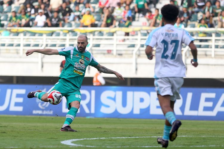 Pemain Persebaya Surabaya Milos Raikoviv saat menendang bola ke gawang PSBS Biak pada laga pekan ke-31 Super League 2025-2026 yang berakhir dengan skor 4-0 di Stadion Gelora Bung Tomo Surabaya, Jawa Timur (2/4/2026) sore.