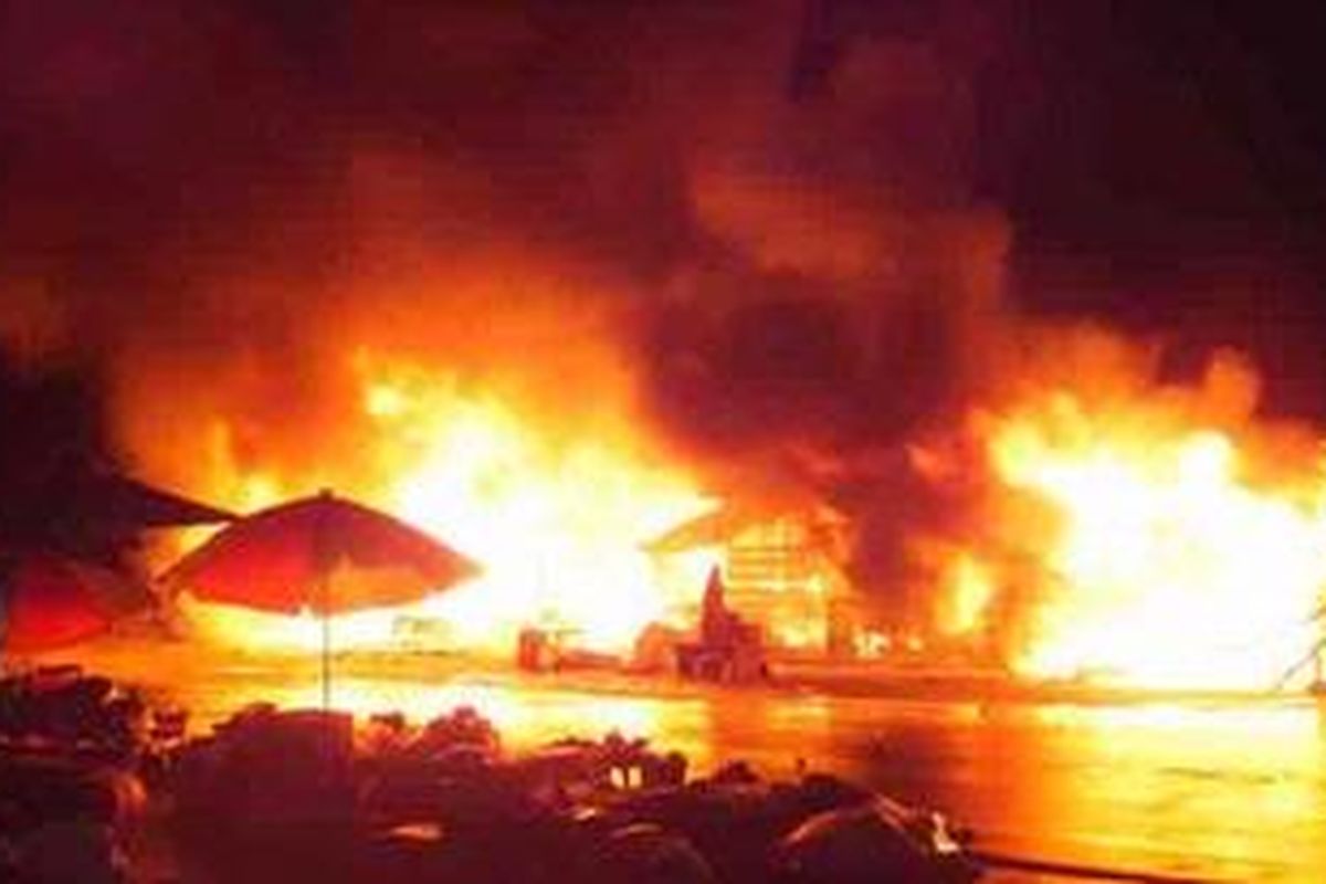 Kios pedagang dibakar sejumlah orang usai bentrok antarwarga yang kembali pecah di Kawasan Batu Merah Ambon, Sabtu (6/10/2012) dinihari.  