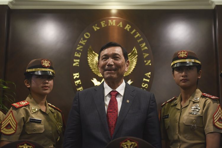 Menko Kemaritiman Luhut Binsar Panjaitan (tangah) berbincang dengan taruni sebelum foto bersama saat mereka berkunjung ke Kantor Menko Kemaritiman, Jakarta, Rabu (13/9/2017). Kunjungan taruna dan taruni tersebut dalam rangka meminta arahan dari Menko Kemaritiman Luhut Binsar Panjaitan sebelum berangkat ke Vigo, Spanyol untuk mengikuti Kartika Jala Krida (KJK). ANTARA FOTO/Zabur Karuru/nz/17