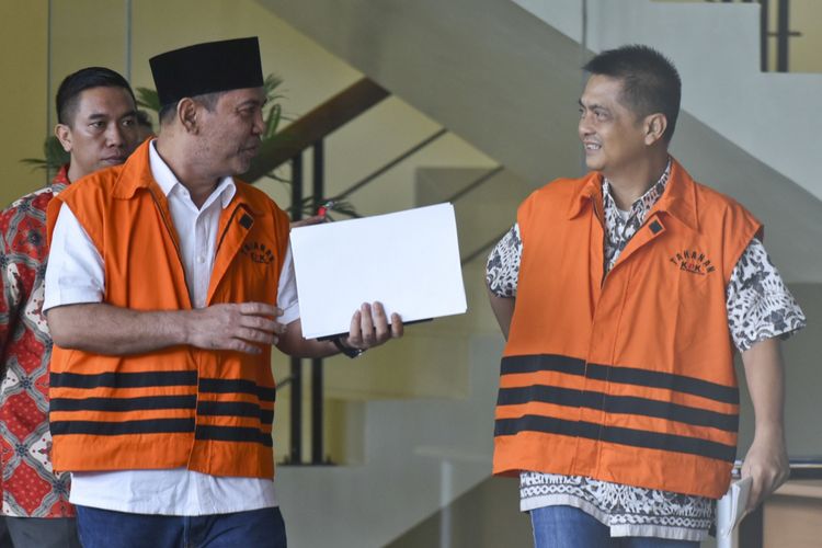 Bupati Hulu Sungai Tengah nonaktif Abdul Latif (kiri) berbincang dengan Direktur Utama PT Sarana Bangun Nusantara Hasmun Hamzah (kanan) saat menuju mobil tahanan seusai pemeriksaan di gedung KPK, Jakarta, Jumat (23/3). Abdul Latif diperiksa KPK sebagai tersangka kasus suap terkait pengadaan pekerjaan pembangunan ruang perawatan di RSUD Damanhuri Barabai, Kabupaten Hulu Sungai Tengah sedangkan Hasmun Hamzah diperiksa terkait pemberian suap kepada Wali Kota Kendari. ANTARA FOTO/Hafidz Mubarak A/foc/18.