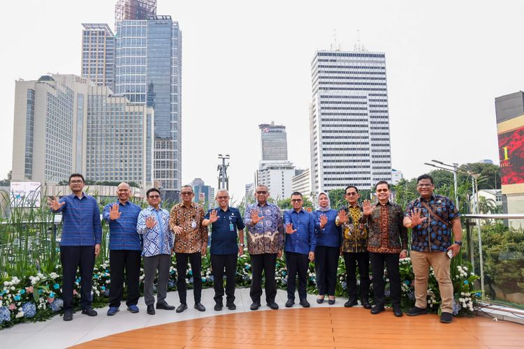 Kemnaker dan PT Transjakarta dalam acara penandatanganan MoU kerja sama peningkatan kompetensi dan akses kerja di sektor transportasi di Jakarta, Kamis (30/4/2026). Dok. Kemnaker