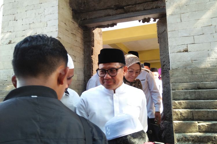 Bakal Calon Wakil Presiden (Bacapres) Muhaimin Iskandar, saat berziarah di kompleks makam Maulana Malik Ibrahim, Gresik, Jawa Timur, Sabtu (9/9/2023).