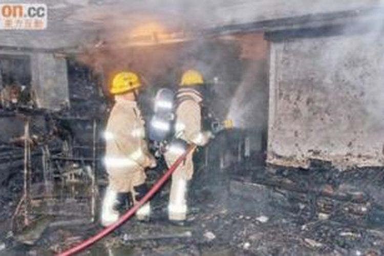 Ruangan apartemen terbakar akibat meledaknya Galaxy S4