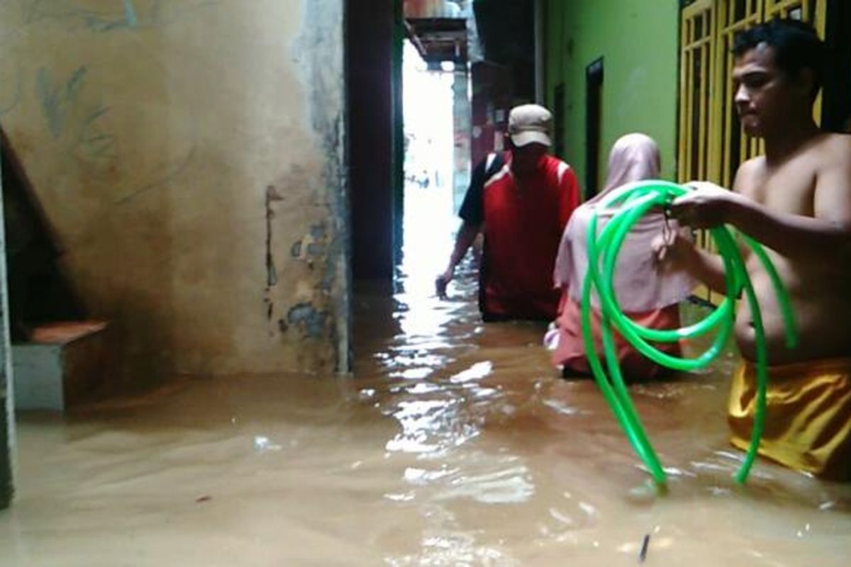 Banjir masih menggenangi di kawasan Kebon Pala Tanah Rendah khususnya di RT 03 RW 07, Kampung Melayu, Jatinegara, Jakarta Timur. Kamis (16/2/2017)