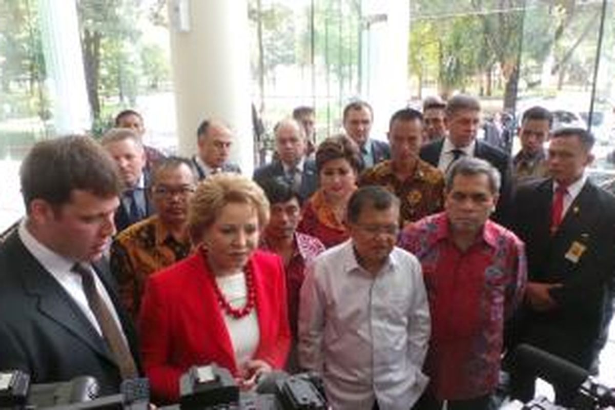 Wakil Presiden Jusuf Kalla bersama Ketua Dewan Federasi Majelis Federal Federasi Rusia Valentina I. Matviyenko memberikan keterangan kepada wartawan, Rabu (12/11/2014).