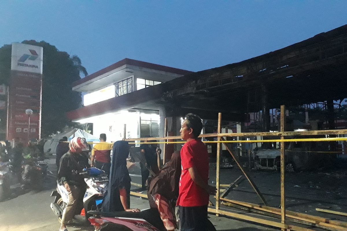 Pom bensin di Jalan Pagelarang, Kelurahan Setu, Kecamatan Cipayung, Jakarta Timur, yang terbakar ditutup sementara, Jumat (11/10/2019).
