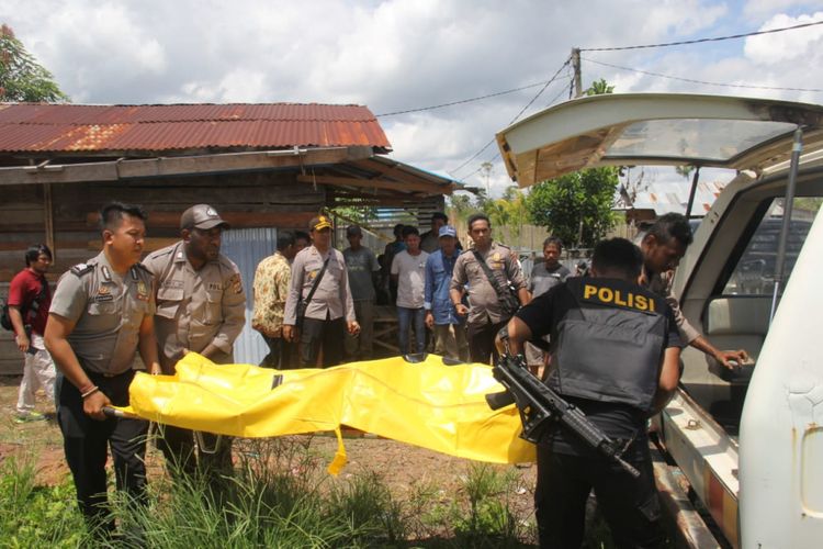 Jenazah korban saat akan dievakuasi ke rumah sakit, Kamis (13/12/2018)