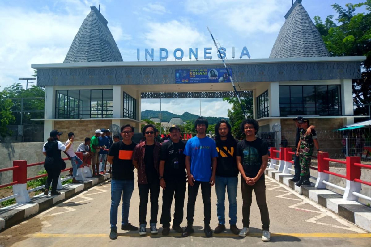 Band dMasiv berfoto saat kunjungan ke PLBN Motaain.