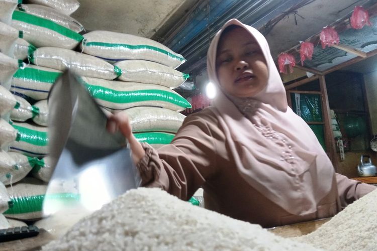 Jelang Pemilu 2024 harga beras di Kabupaten Ciajur, Jawa Barat meroket hingga Rp 16.000 per kilogram.