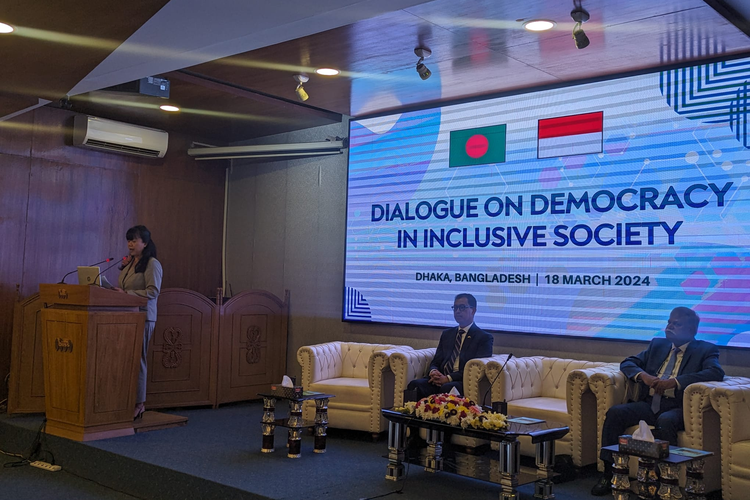 Indonesia untuk kali pertama mengadakan forum Dialogue on Democracy in Inclusive Society (DDIS) bekerja sama dengan Nepal dan Bangladesh. Pihak-pihak yang terlibat dalam penyelenggaraan kegiatan di Dhaka dan Kathmandu pada 15-22 Maret tersebut di antaranya yakni Kemlu RI, KBRI Dhaka, Kemlu Bangladesh, dan Kemlu Nepal.  