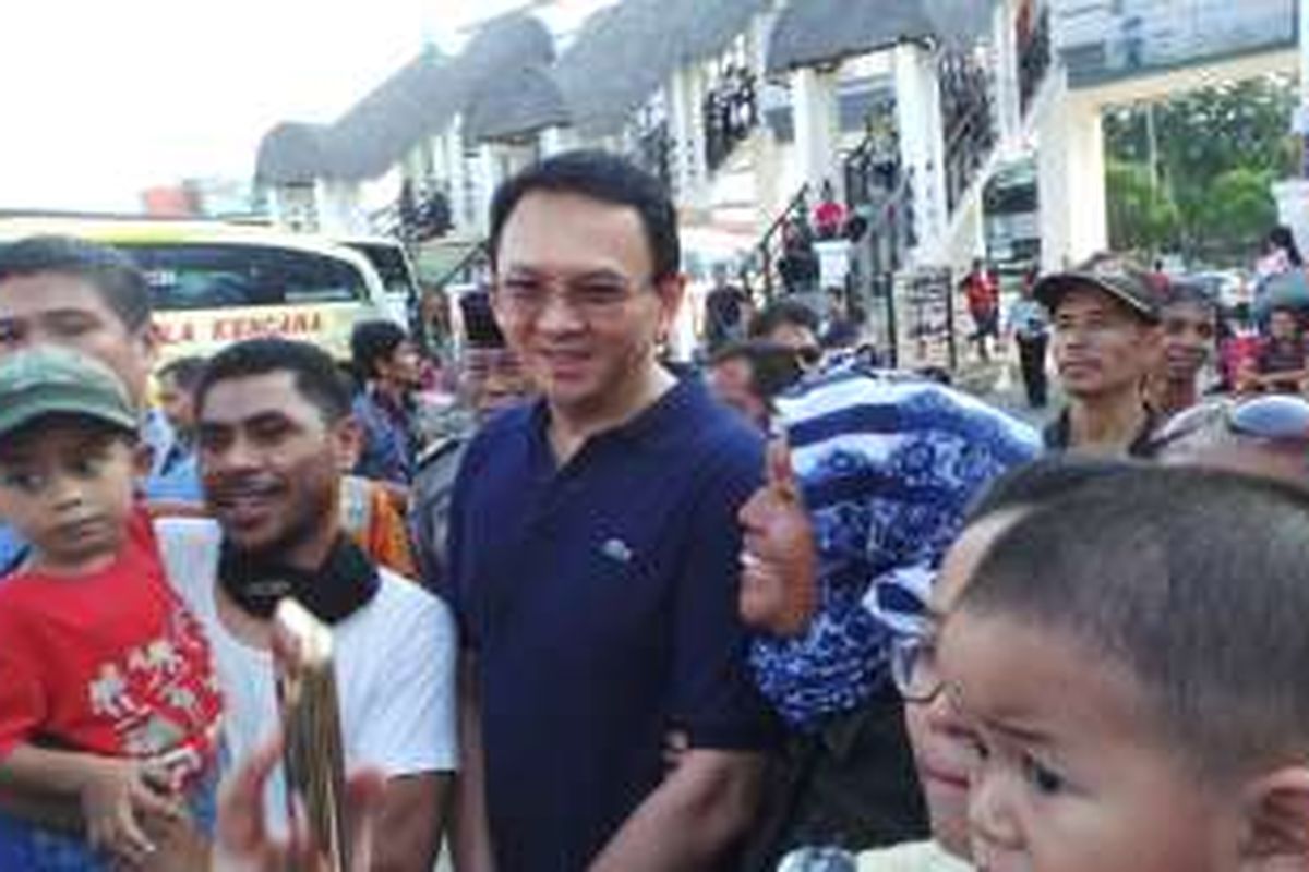 Gubernur DKI Jakarta Basuki Tjahaja Purnama saat meninjau Terminal Rawamangun, Senin (4/7/2016). Ia menyempatkan diri berfoto bersama warga.