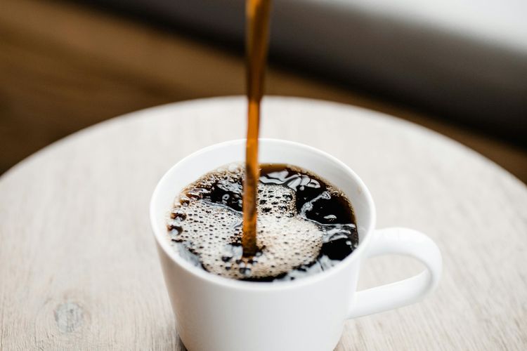 Minum kopi bisa bantu tetap terjaga saat begadang, tapi waspadai efek samping dan batas konsumsinya agar tetap aman bagi kesehatan.