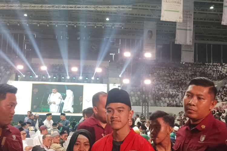 Ketua Umum Partai Solidaritas Indonesia (PSI) yang juga putra bungsu Presiden Joko Widodo, Kaesang Pangarep, hadir di agenda Rapat Pimpinan Nasional (Rapimnas) Solidaritas Ulama Muda Jokowi yang digelar di Istora Senayan, Jakarta, Sabtu (7/10/2023).