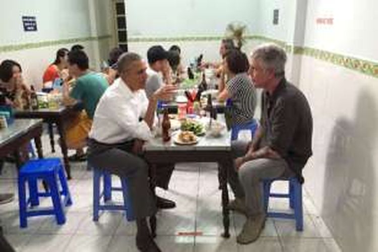 Presiden AS Barack Obama dan Anthony Bourdain saat makan malam di sebuah kedai bun cha di Hanoi, Vietnam.