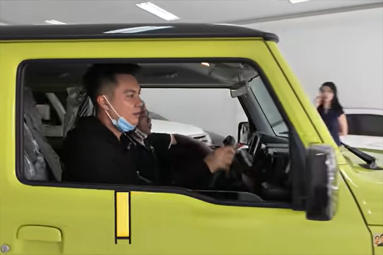 Baim Wong saat mencoba mengemudikan Jimny 3-pintu berwarna kuning untuk anaknya.