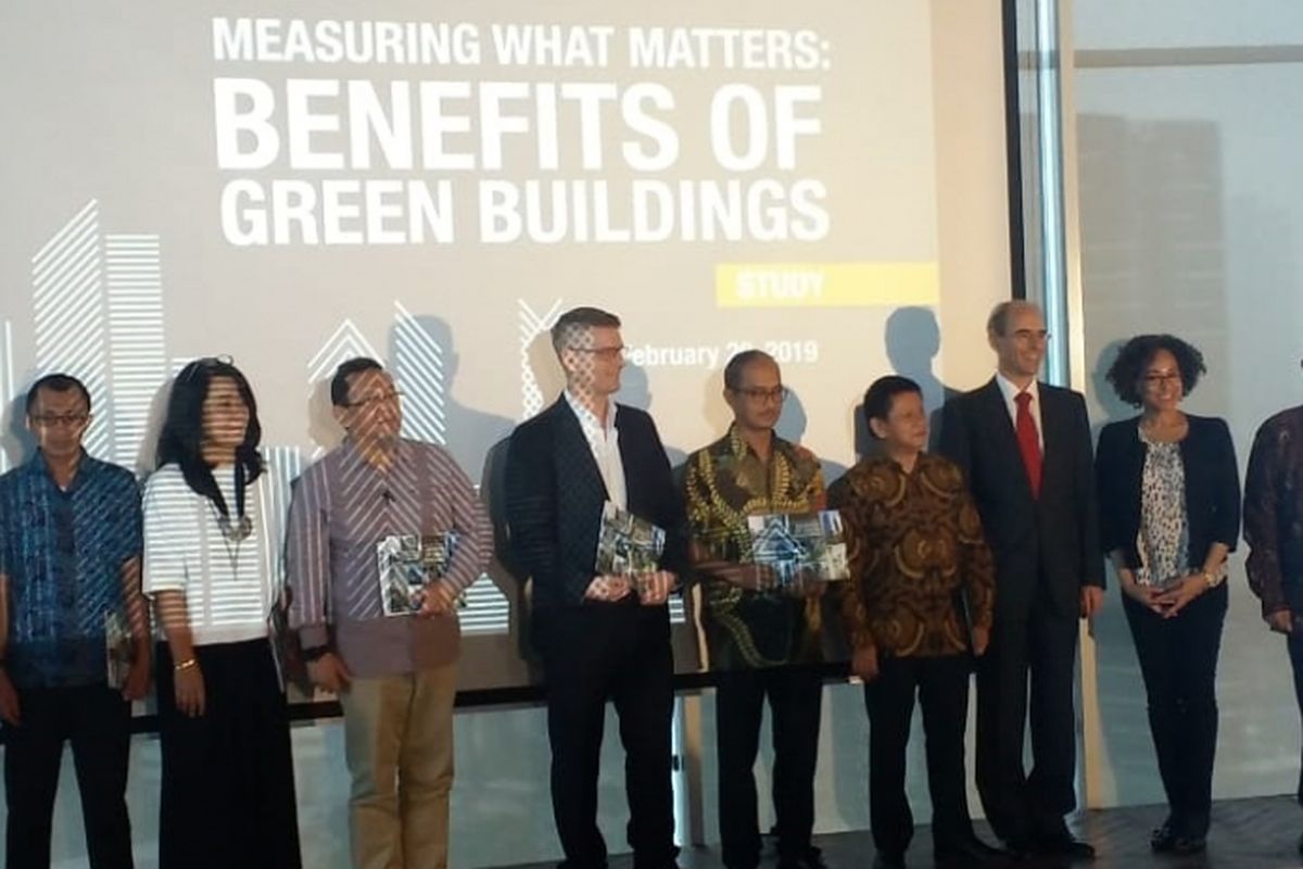 Penyerahan sertifikat kepada pengelola sembilan bangunan yang dinyatakan sebagai green building (gedung hijau) di Jakarta, Rabu (20/2/2019).