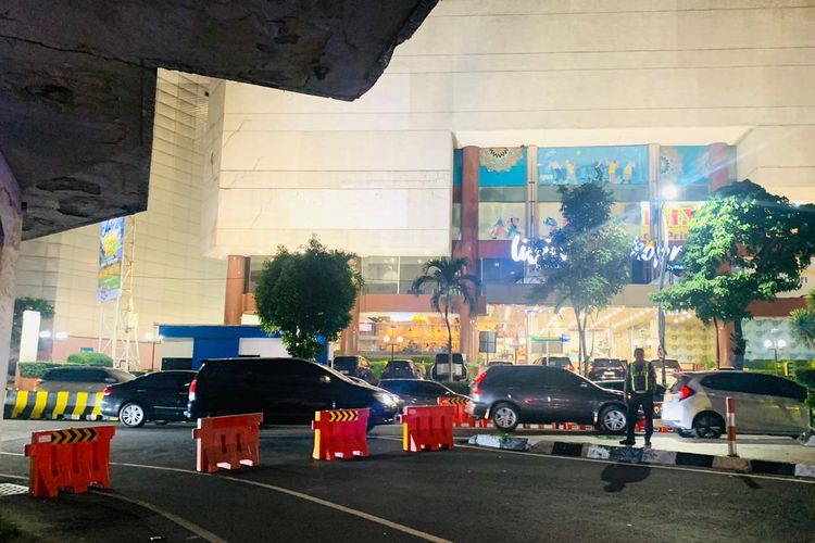 Demo di Grahadi Memanas, Arus Kendaraan di Jalan Embong Malang Padat