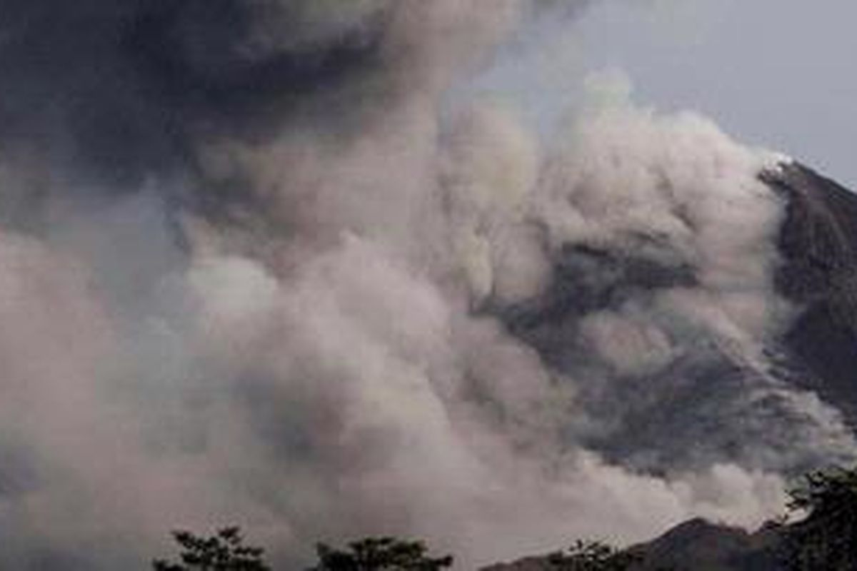 Gunung Merapi mengeluarkan awan panas atau wedhus gembel terlihat dari Dusun Gondang, Desa Balerante, Kecamatan Kemalang, Klaten, Jawa Tengah, Jumat (29/10/2010). Merapi mengeluarkan awan panas pada pukul 06.14 WIB yang luncurannya diperkirakan mencapai 1,5 kilometer ke arah barat. Saat keluar mulut gunung suhu awan panas bisa mencapai sekitar 600 hingga 1.100 derajat Celcius dan memiliki kecepatan luncur hingga 300 kilometer per jam. 