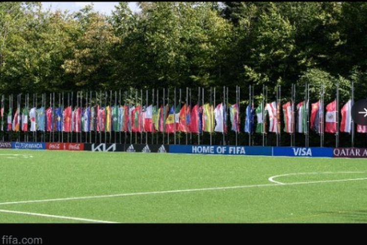 Semua bendera anggota FIFA berkibar setengah tiang. Itu merupakan bentuk belasungkawa FIFA atas tragedi Kanjuruhan yang merenggut ratusan nyawa.
