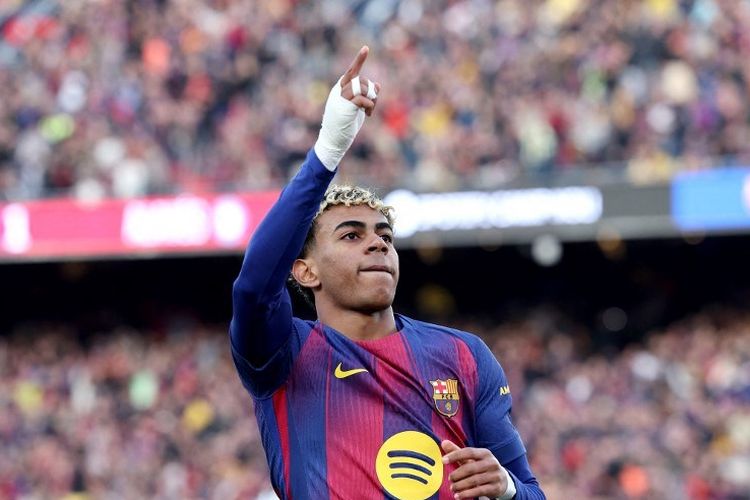 Penyerang Barcelona Lamine Yamal merayakan gol pada laga Liga Spanyol antara FC Barcelona dan Deportivo Alaves di Stadion Camp Nou di Barcelona pada 29 November 2025.