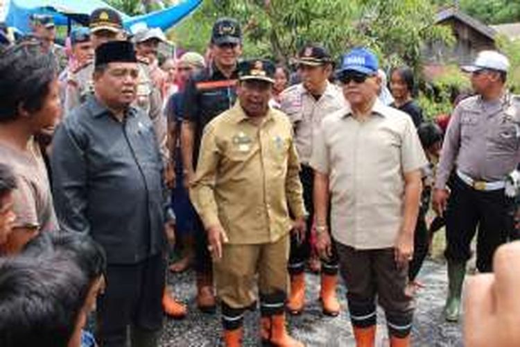 Plt Gubernur Aceh, Soedarmo didampingi Plt Bupati Aceh Singkil, H. Asmauddin meninjau jembatan darurat yang digunakan akibat banjir di Desa Ujung Bawang dan Desa Sukamakmur, Aceh Singkil, Kamis (1/12/2016)