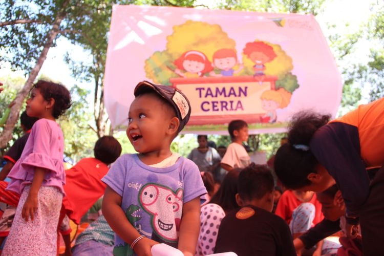 Anak-anak pengungsi korban gempa Ambon, menikmati sajian permainan di Taman Ceria Dompet Dhuafa, di tempat pengungsian di Ambon 