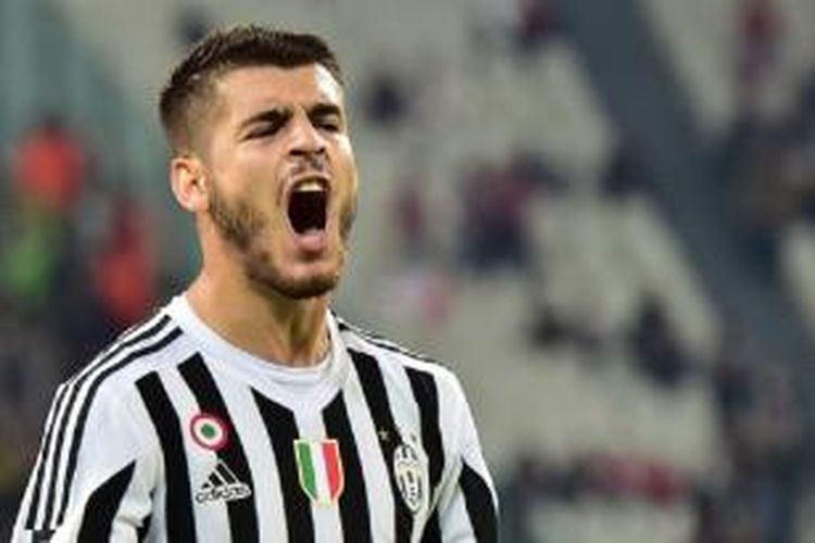 Penyerang Juventus, Alvaro Morata, melakukan selebrasi usai mencetak gol ke gawang Sevilla pada lanjutan Grup D Liga Champions di Stadion Juventus, Rabu (30/9/2015) waktu setempat.